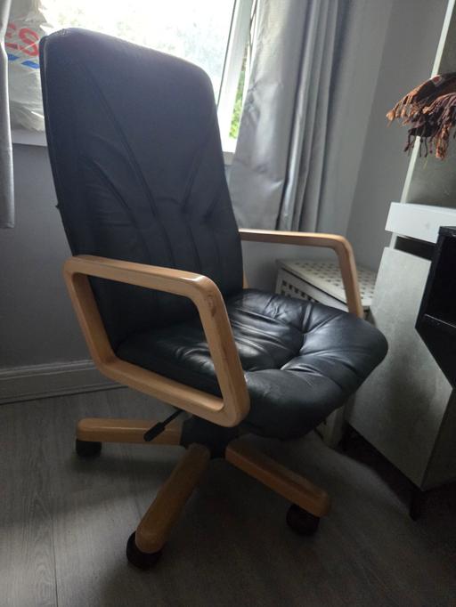 — black office chair