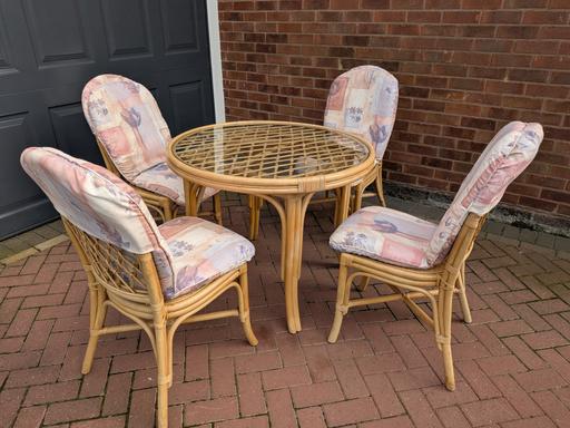  — Lattice Effect Dining Table and Chairs