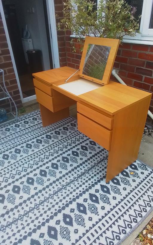  — DRESSING TABLE WITH MIRROR