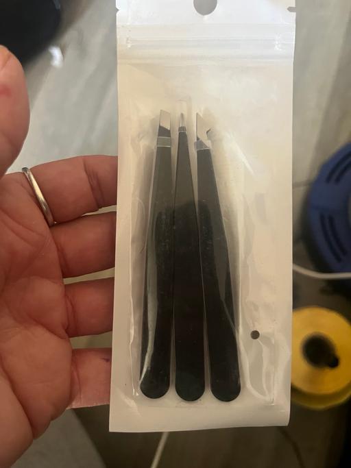  — Set of three tweezers