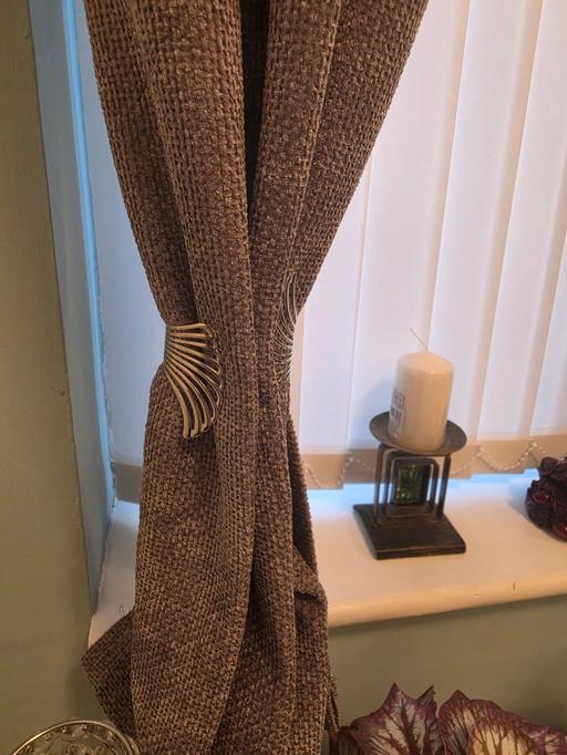  — 1 pair of curtain/ net tie backs