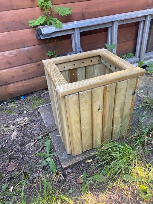  — Wooden planter