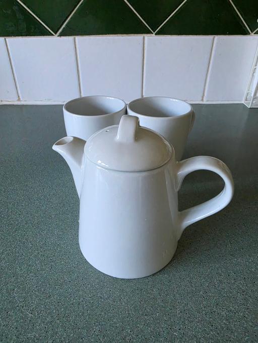  — small tea pot and 2 cups .