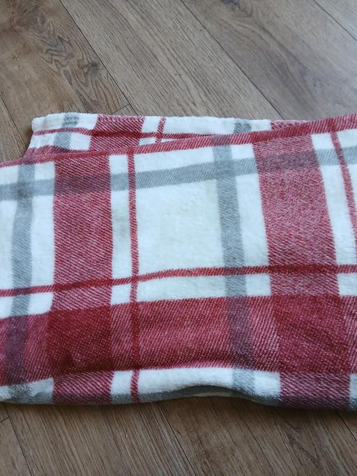  — Knee rug