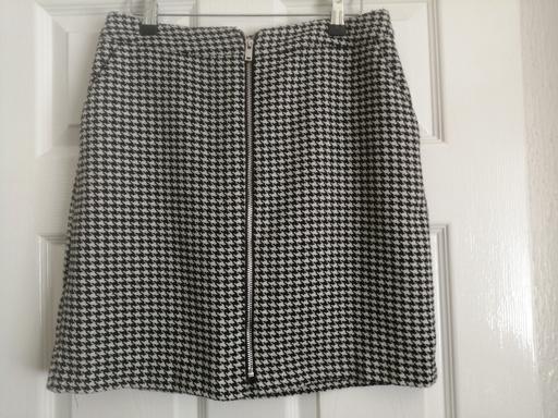  — As New size 12 short dogtooth skirt