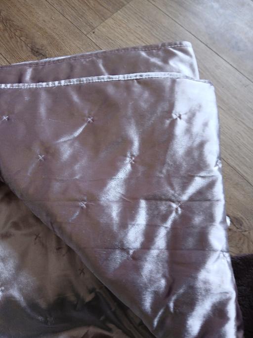  — Sateen  patterned  bed  cover