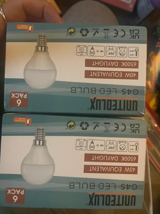  — Two packs of light bulbs 2£ both