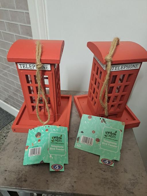  — 2x bird feeders