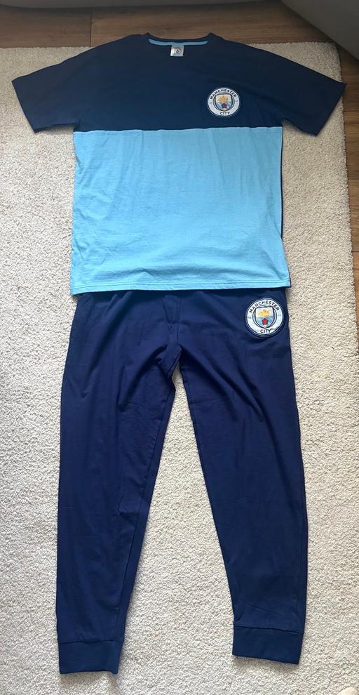  — Manchester city pjs size L