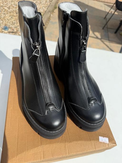  — Natural leather autumn ankle boots