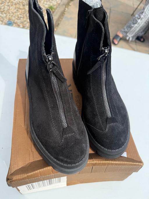  — Natural leather autumn ankle boots