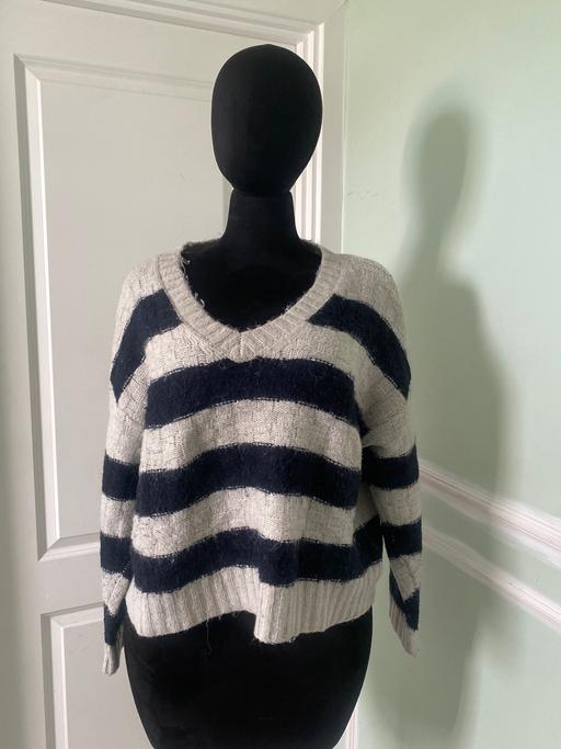  — Vneck cropped jumper