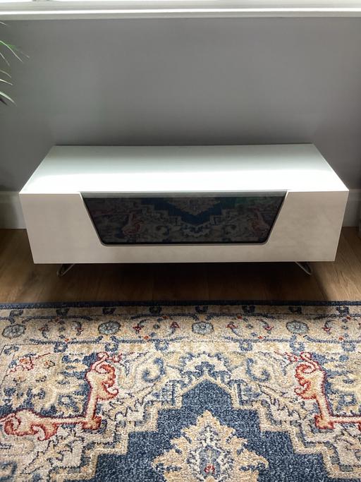  — Glass TV / Media Stand