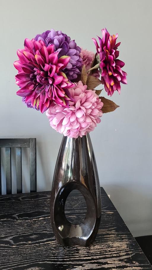 — Black vase and flowers
