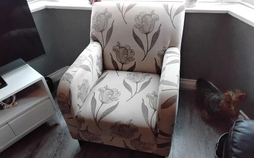  — armchair comfy cream floral clean 