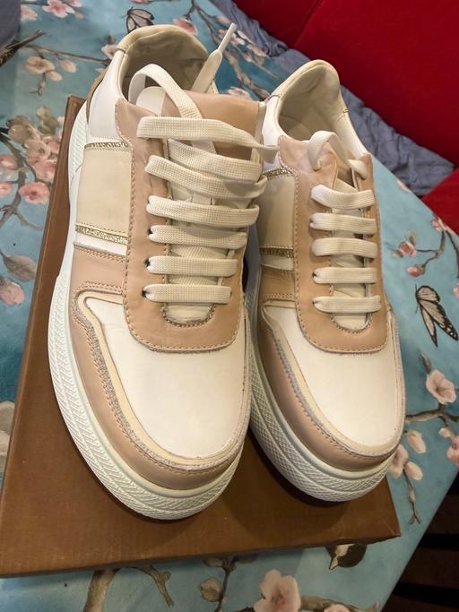  — Natural leather shoes