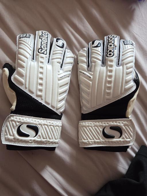  — goalkeeper gloves