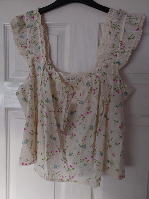  — Women's floral top size 16-18