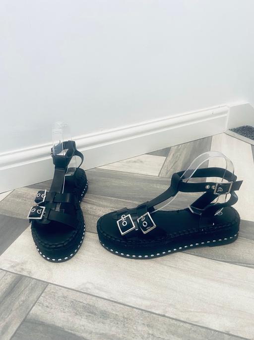  — (5) NEW - SANDALS