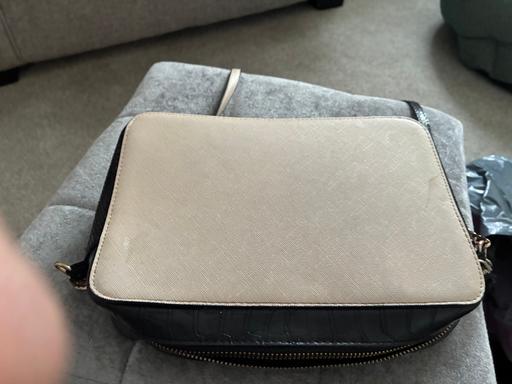  — White and black river island bag
