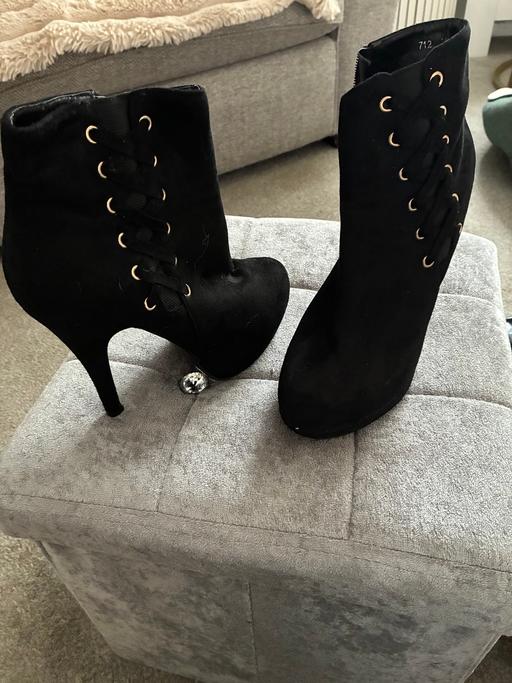  — Lace black boots