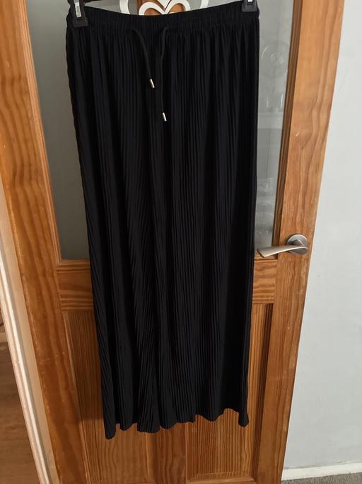  — Flared black trousers