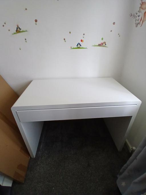  — white gloss desk