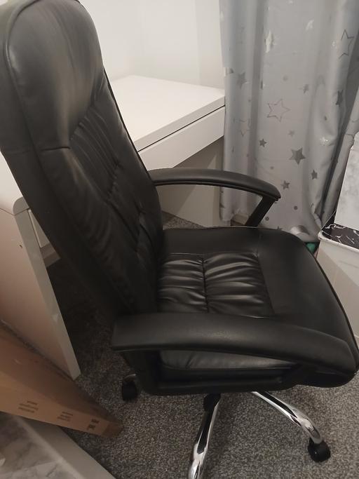  — large office chair