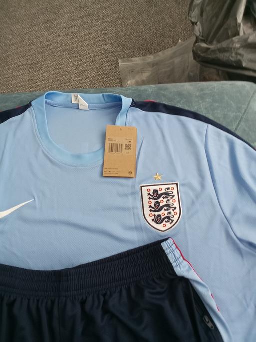  — England shirt and shorts