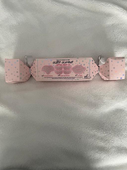  — Gift set