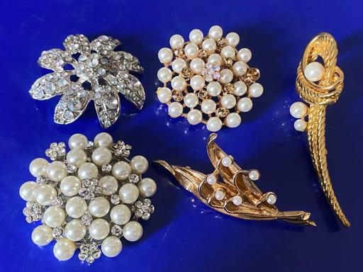  — 5x rolled gold seeded pearl & c.z brooches