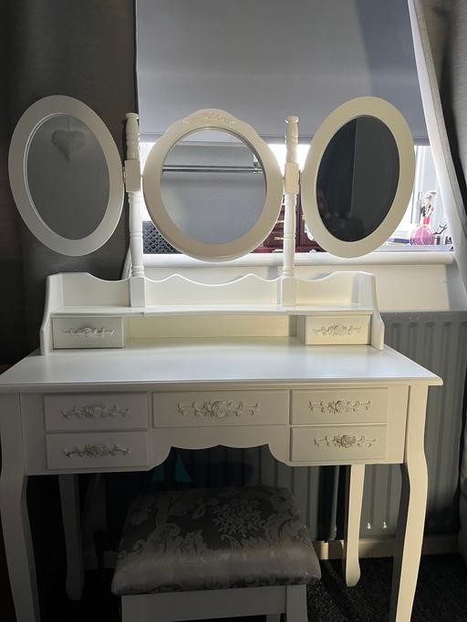  — Beautiful dressing table / stool