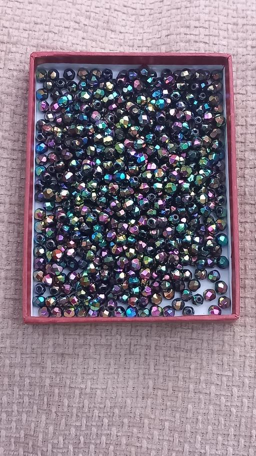  — vintage beads-glass