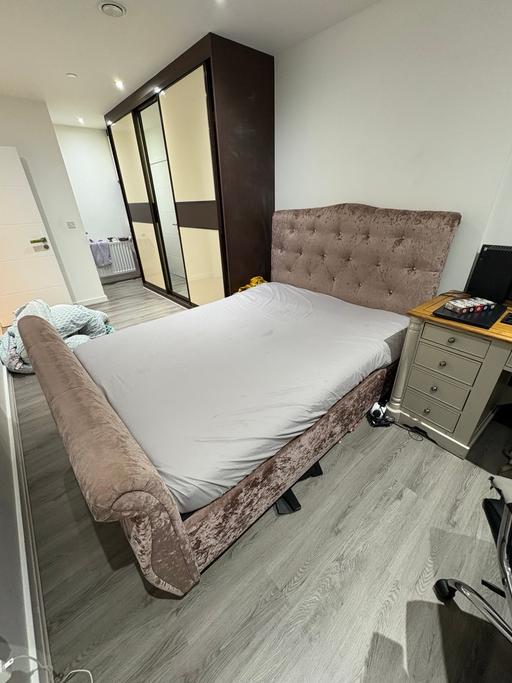  — Kingsize bed frame with metal base