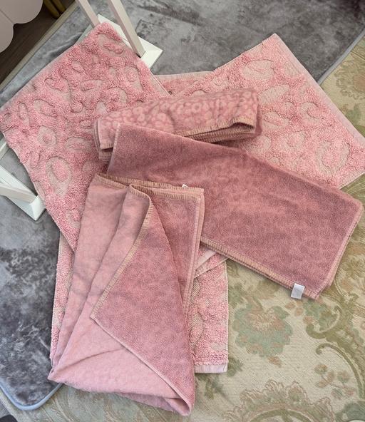  — Bath mat & towels - Matalan