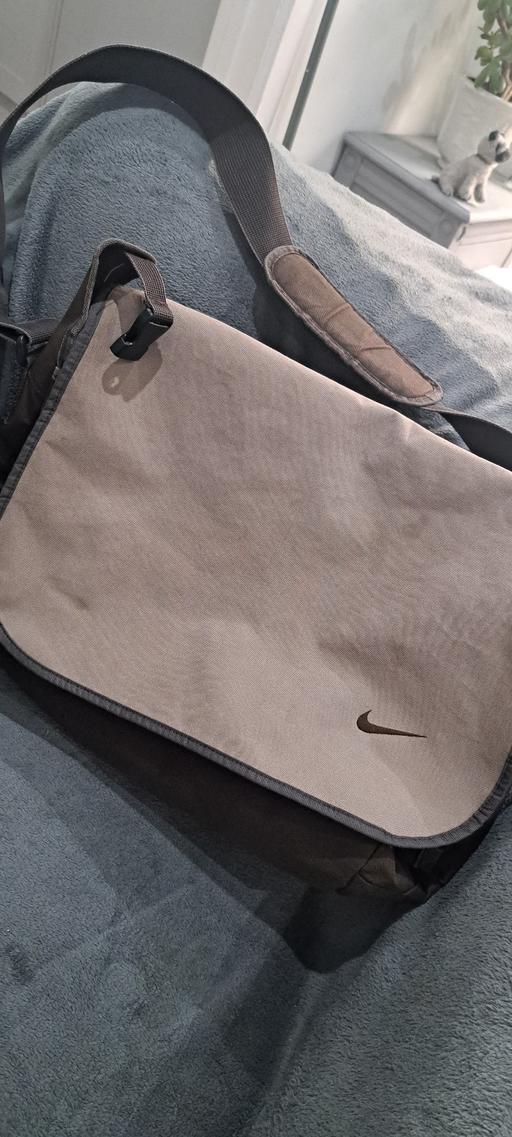  — Nike Messenger Bag