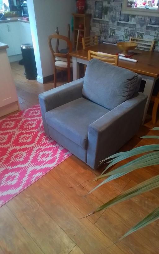  — MODERN LOUNGE CHAIR