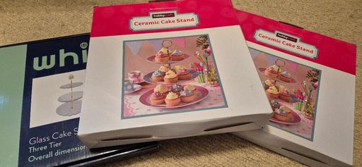  — Cake stands