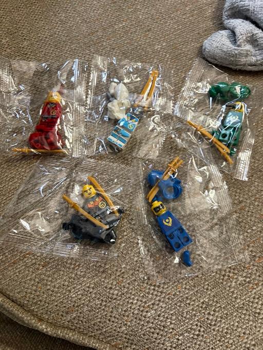  — 5 pack of brick figures