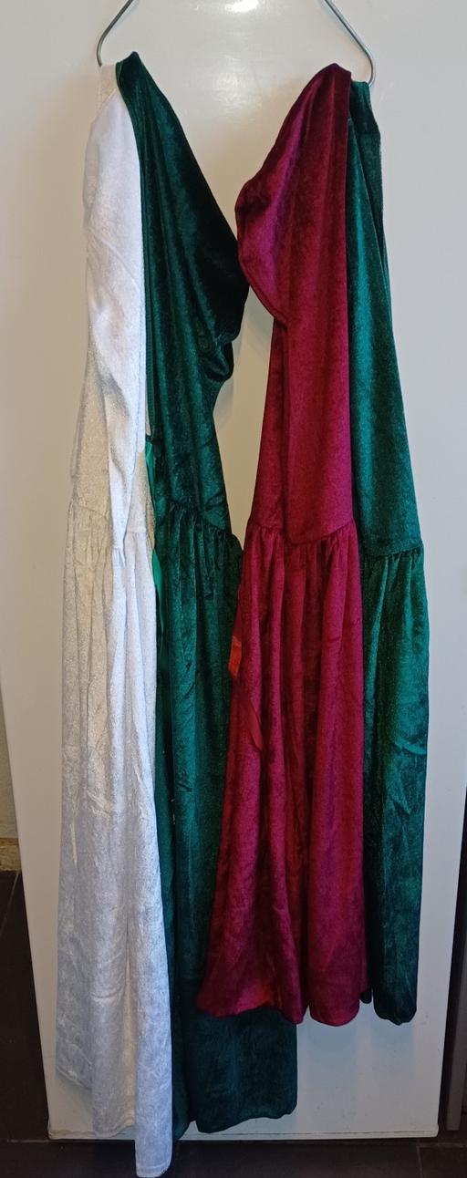  — Various colours and sizes velvet capes. New