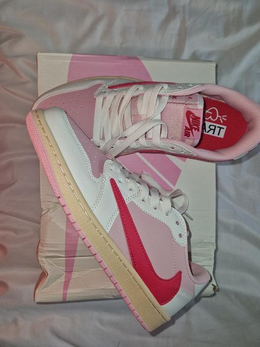  — Pink travis scott