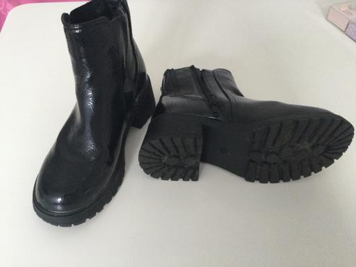  — Ankle boots size 2