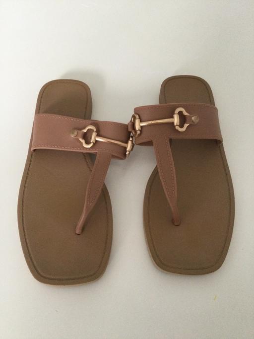  — Flip flops size 5