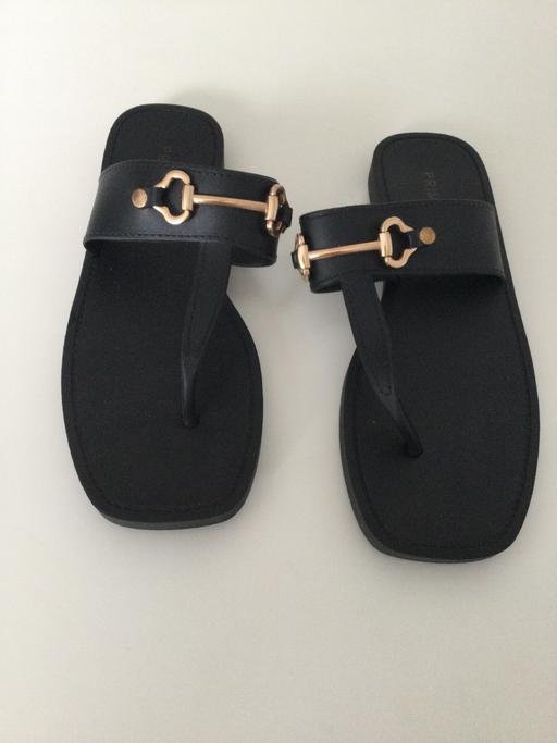  — Flip flops size 5