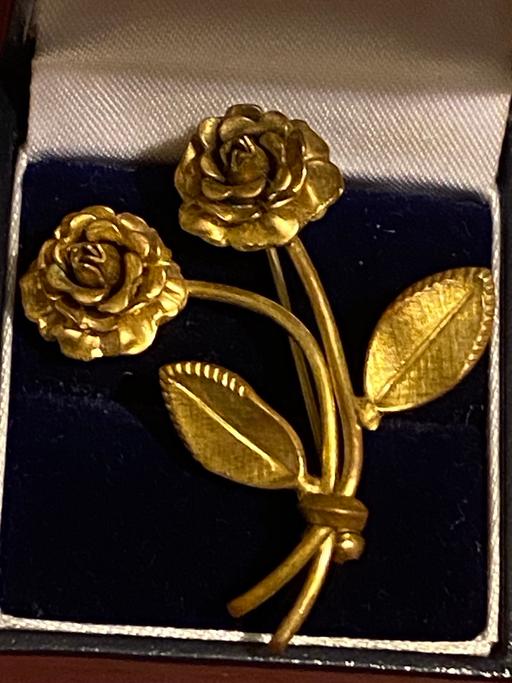  — rolled gold pin lock rose brooch