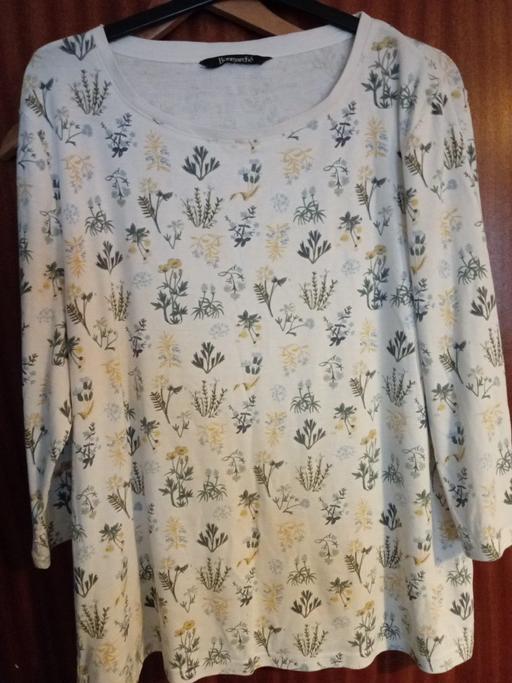  — ladies top size 22