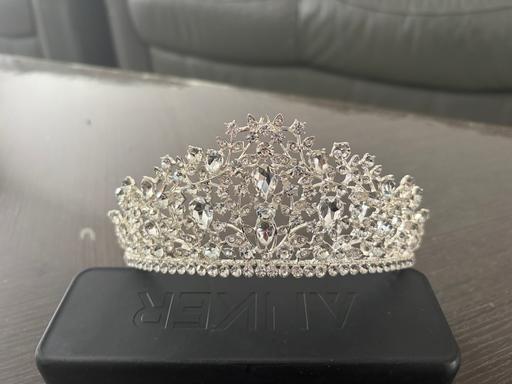  — Wedding tiara