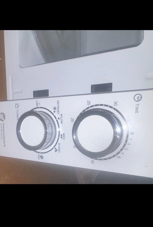  — Tower 800 white countertop microwave