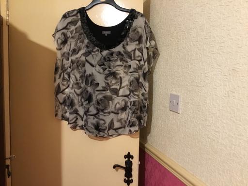  — Ladies Top nice top from ET VOUS Size 18