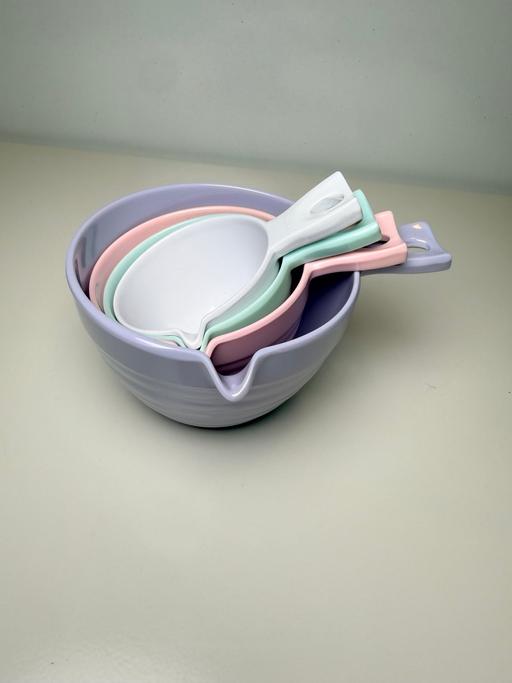  — Set of 4 measuring cups with handle & spout